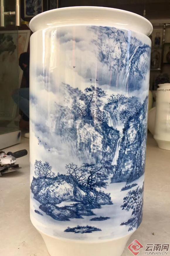 5月16日！瓷画大家辛恒捐赠的青花鸡足山山水六条屏有何独特之处？  第8张