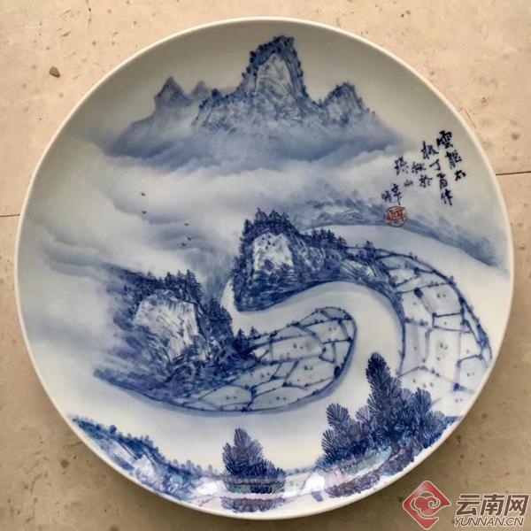 5月16日！瓷画大家辛恒捐赠的青花鸡足山山水六条屏有何独特之处？  第9张