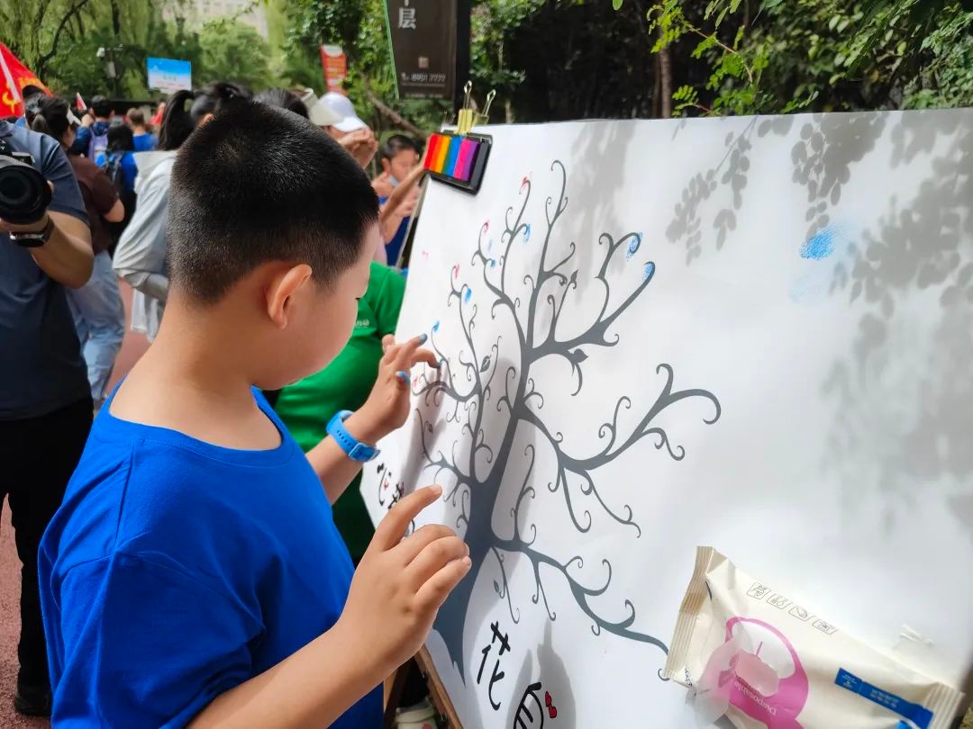全国助残日！西安这场公益健步走活动有多暖？110组家庭携手同行  第7张