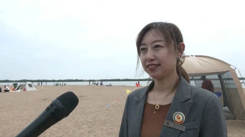 气温攀升好去处！绥滨宾馆沙滩搭帐篷免费供人用？快来体验  第2张