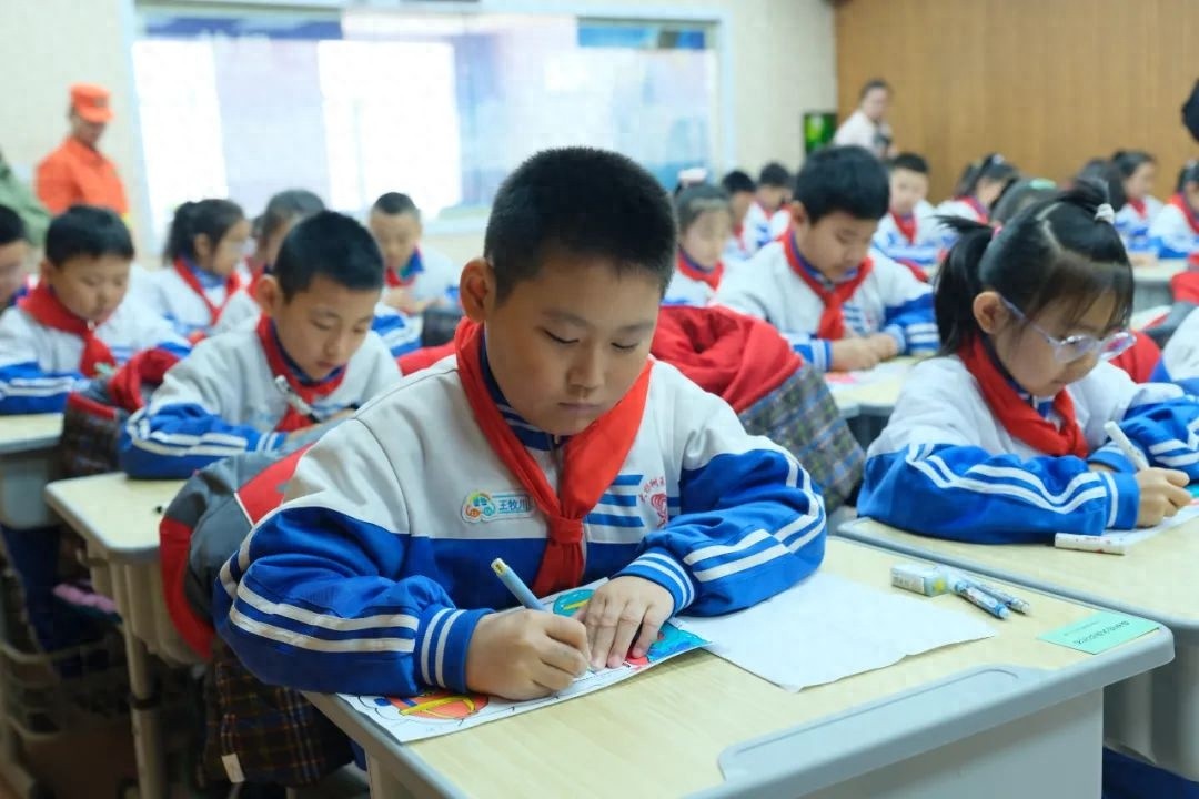 走进小学讲防火！森林火灾危害大，快来看如何预防？