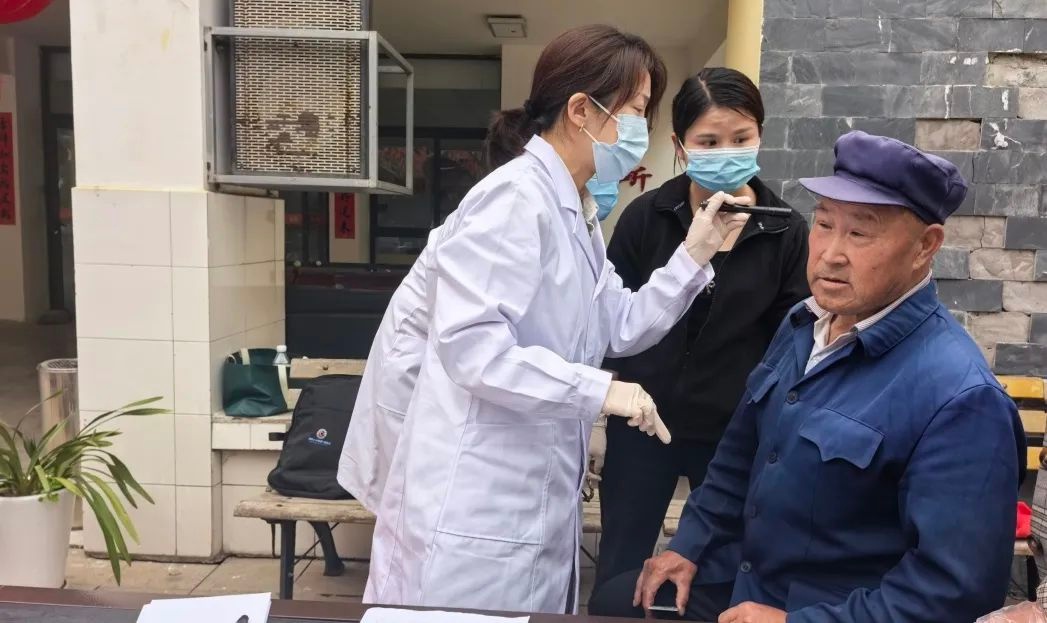 5月17日！37位全国医务志愿者为320位群众做了这件大事？  第2张