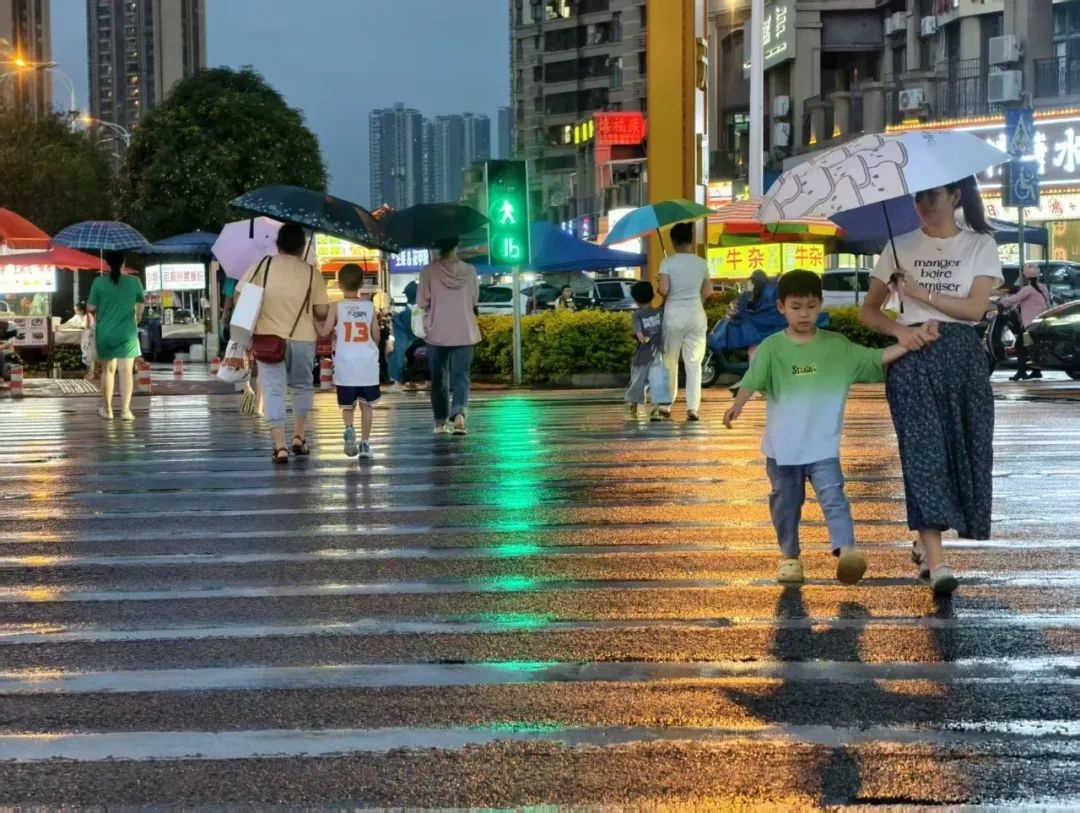 5月17日广西暴雨预警！桂北桂中雨雨雨，灾害咋应对？  第3张