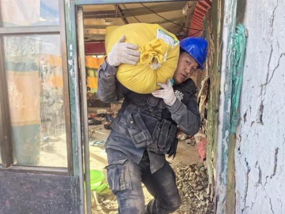 惊险！31户危房家具空中搬运，你敢想象这样的救援场景吗？  第7张