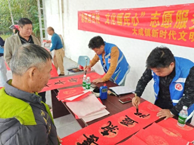 书法爱好者齐聚大成镇，180余副春联送福上门！你收到了吗？