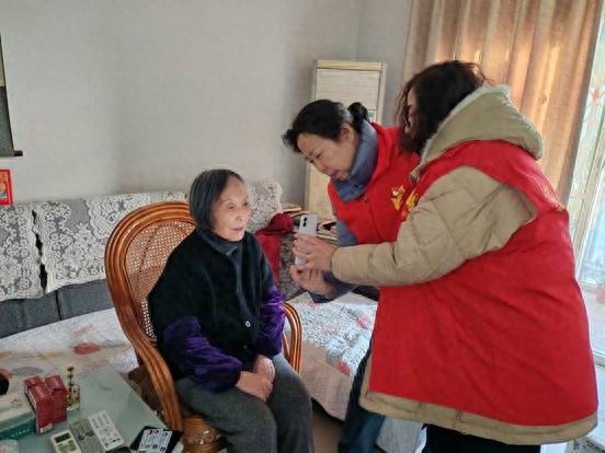 90岁老人不会用手机，养老认证怎么办？社区红色小管家上门解难题