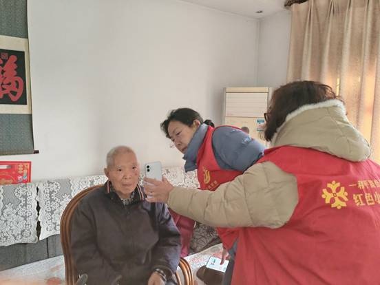 90岁老人不会用手机，养老认证怎么办？社区红色小管家上门解难题  第2张