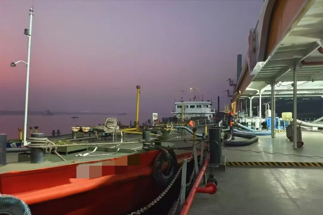 油轮滞留港口长达一月，950吨汽油终获解困！企业纷争如何化解？  第2张