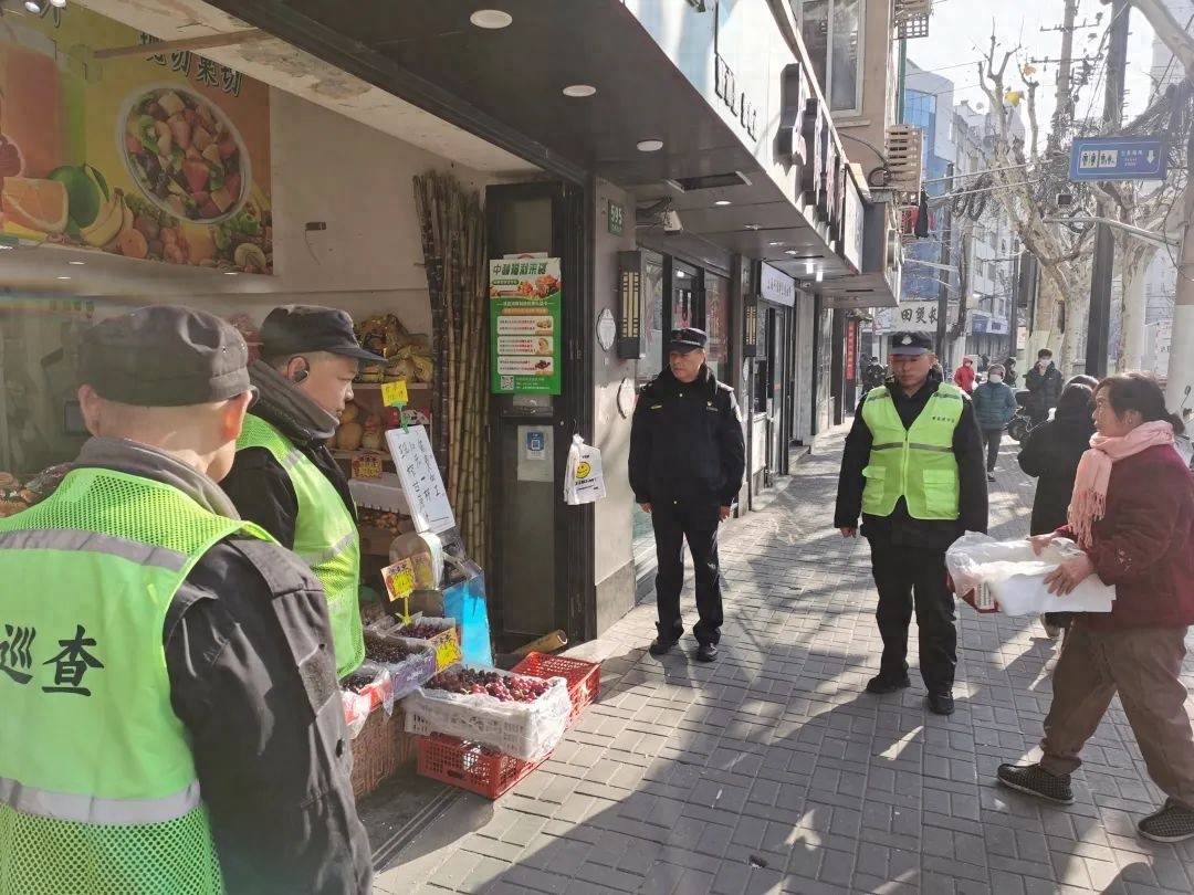 春节临近，曹家渡街道为何紧急行动？占道堆物隐患大揭秘  第1张