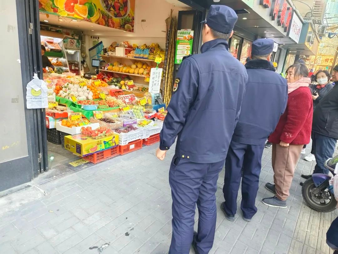 春节临近，曹家渡街道为何紧急行动？占道堆物隐患大揭秘  第2张