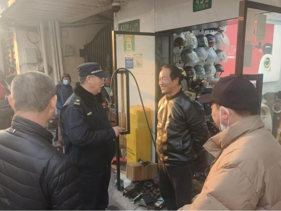 春节临近，曹家渡街道为何紧急行动？占道堆物隐患大揭秘  第6张