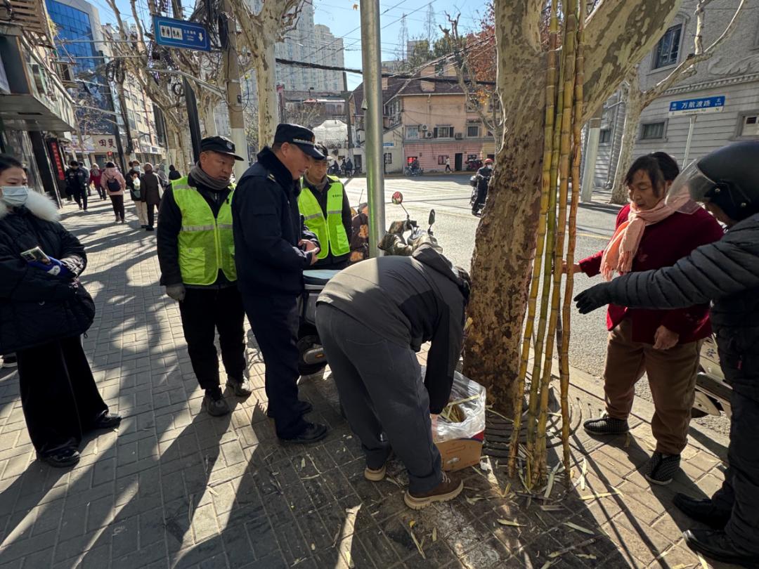 春节临近，曹家渡街道为何紧急行动？占道堆物隐患大揭秘  第8张