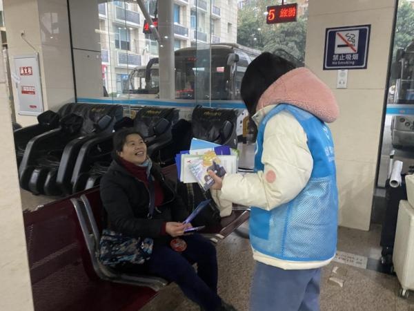 春运暖途：青年志愿者如何让返乡农民工感受到社会的温暖与力量？  第11张