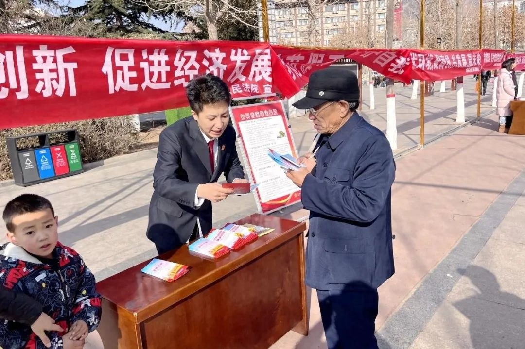 漳县法院干警街头普法，你的法律难题他们能解决吗？