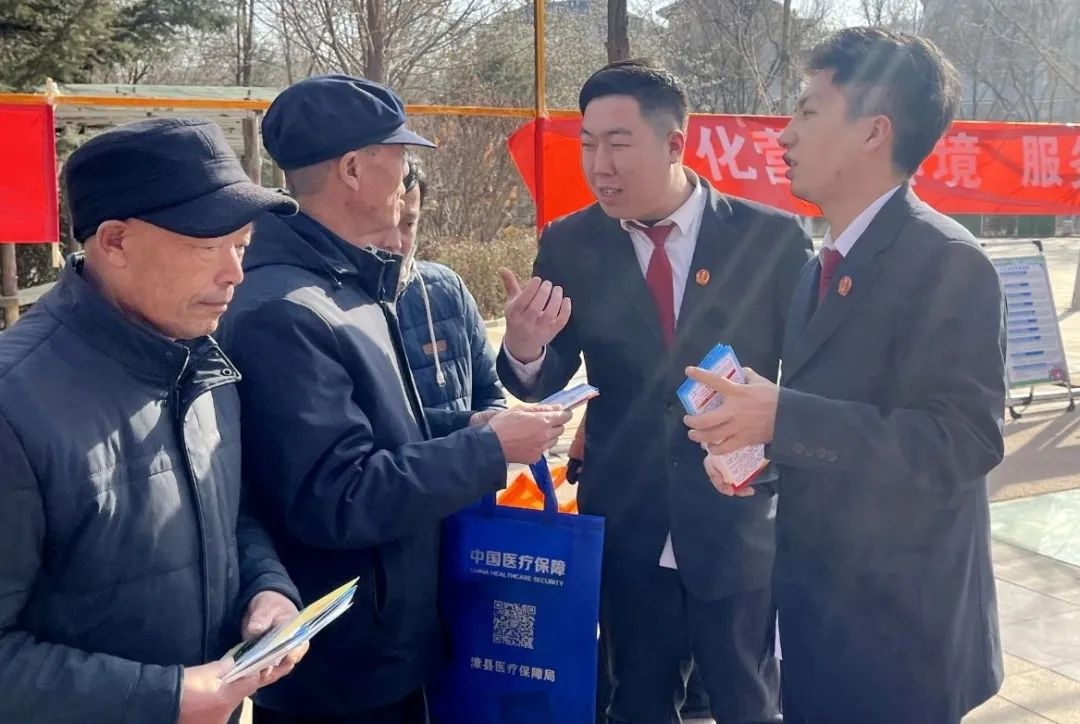 漳县法院干警街头普法，你的法律难题他们能解决吗？  第2张