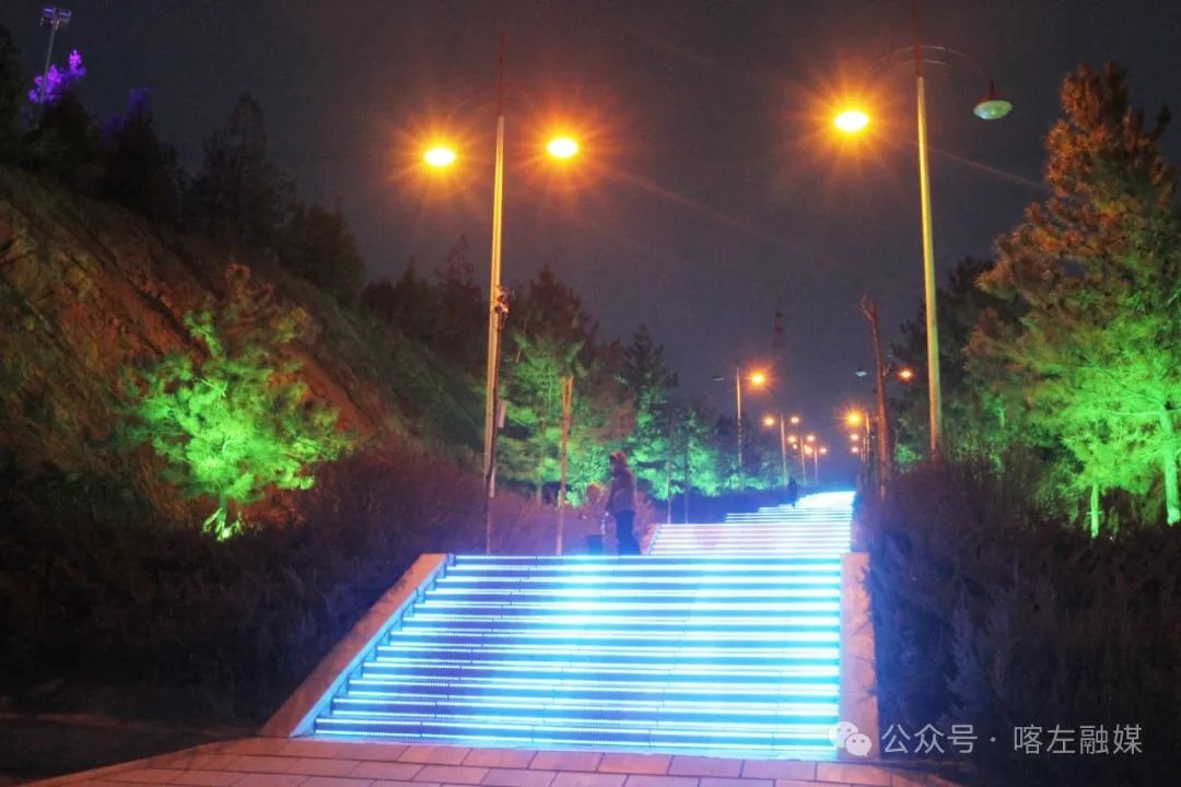 夜幕下的东山森林公园，189级台阶竟变身流光溢彩的溪流！你见过这样的奇景吗？  第5张