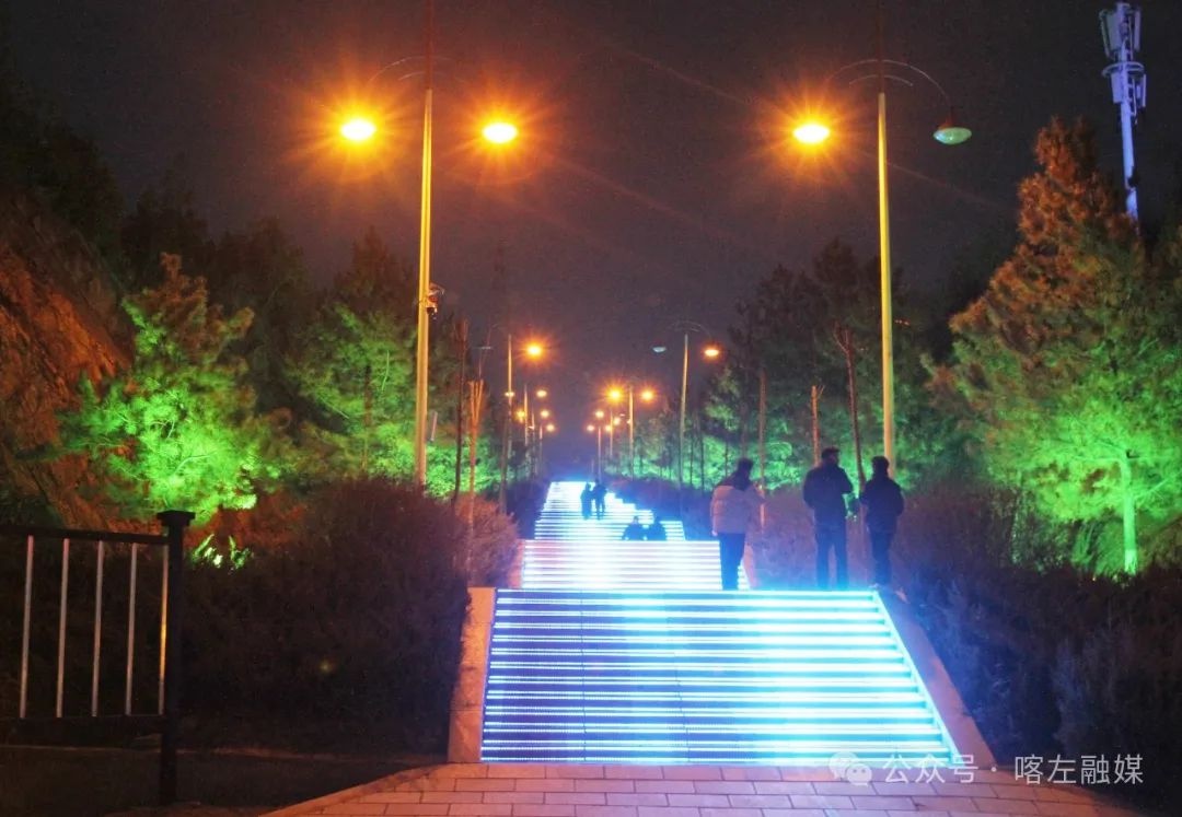 夜幕下的东山森林公园，189级台阶竟变身流光溢彩的溪流！你见过这样的奇景吗？  第7张