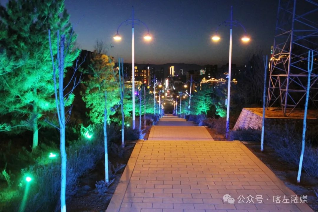 夜幕下的东山森林公园，189级台阶竟变身流光溢彩的溪流！你见过这样的奇景吗？  第9张