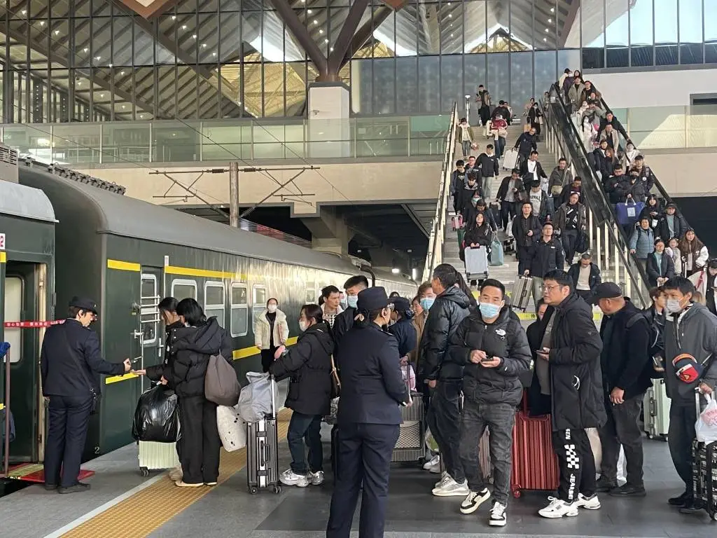 2025年春运首周末客流突破300万！长三角铁路如何应对高峰挑战？