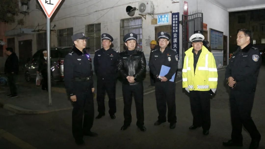春节前夕，岳阳警方如何守护你的安全与幸福？揭秘夜间治安巡防行动  第1张