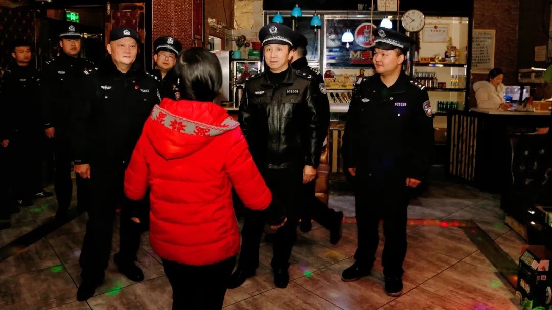 春节前夕，岳阳警方如何守护你的安全与幸福？揭秘夜间治安巡防行动  第2张