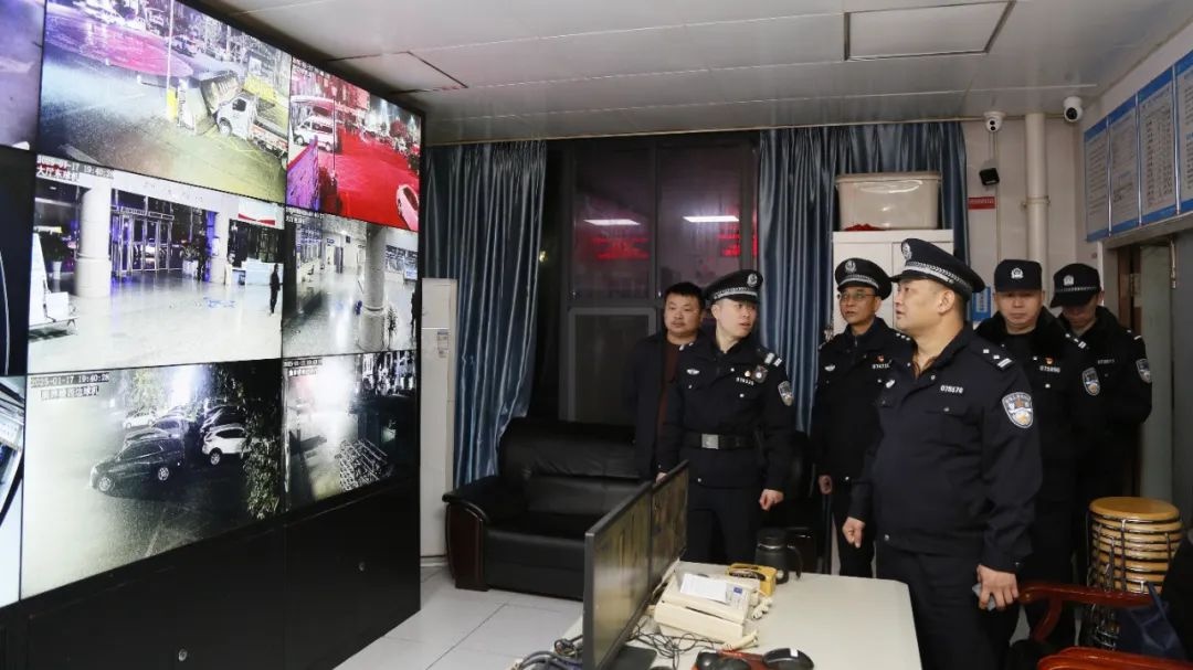 春节前夕，岳阳警方如何守护你的安全与幸福？揭秘夜间治安巡防行动  第3张