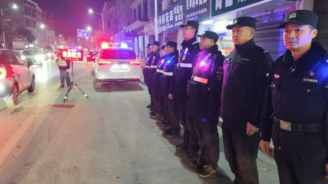 春节前夕，岳阳警方如何守护你的安全与幸福？揭秘夜间治安巡防行动  第6张