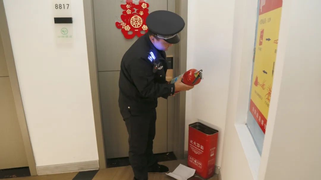 春节前夕，岳阳警方如何守护你的安全与幸福？揭秘夜间治安巡防行动  第10张