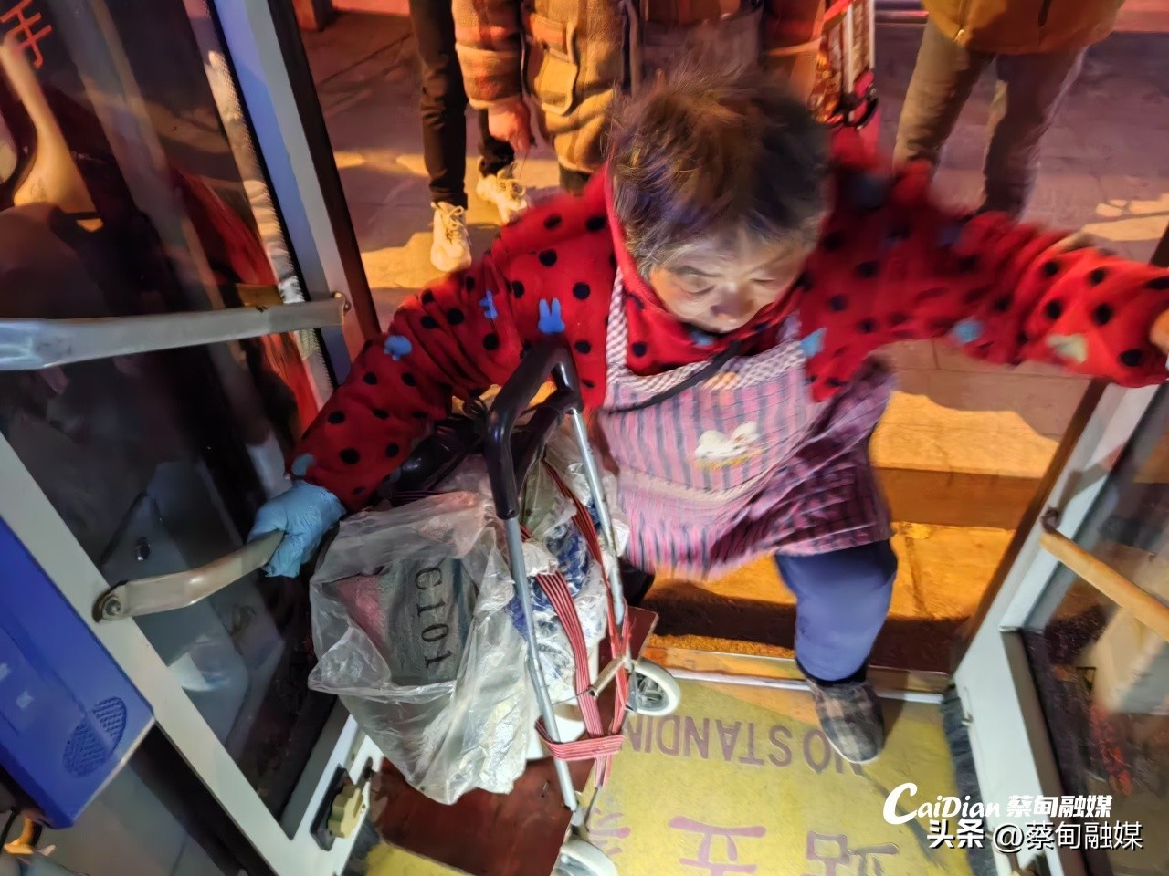 武汉蔡甸区新举措！公交26路蔬菜专车试运行，菜农进城卖菜更便捷了  第2张