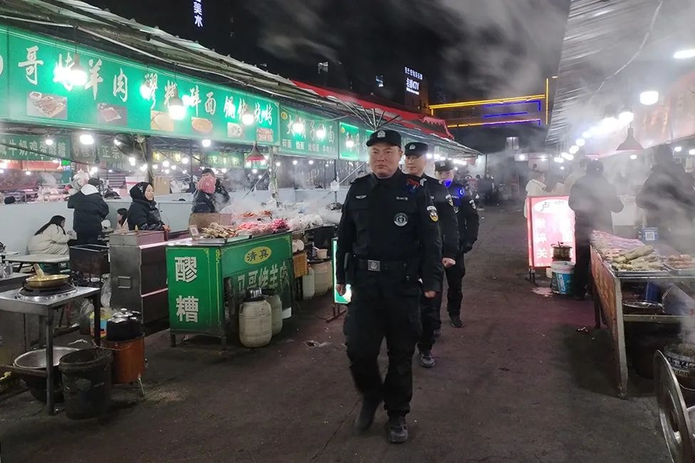 春节安全无忧!西和县特巡警大队如何让警灯闪烁、安全感倍增? 第2张 春节安全无忧!西和县特巡警大队如何让警灯闪烁、安全感倍增? 第2张