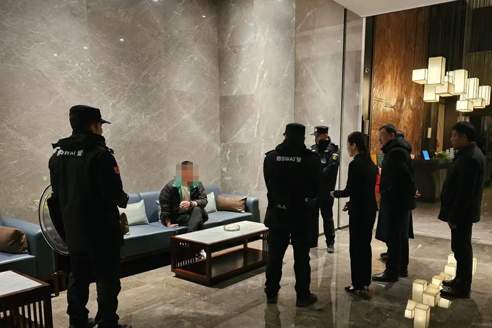 春节安全无忧!西和县特巡警大队如何让警灯闪烁、安全感倍增? 第3张 春节安全无忧!西和县特巡警大队如何让警灯闪烁、安全感倍增? 第3张