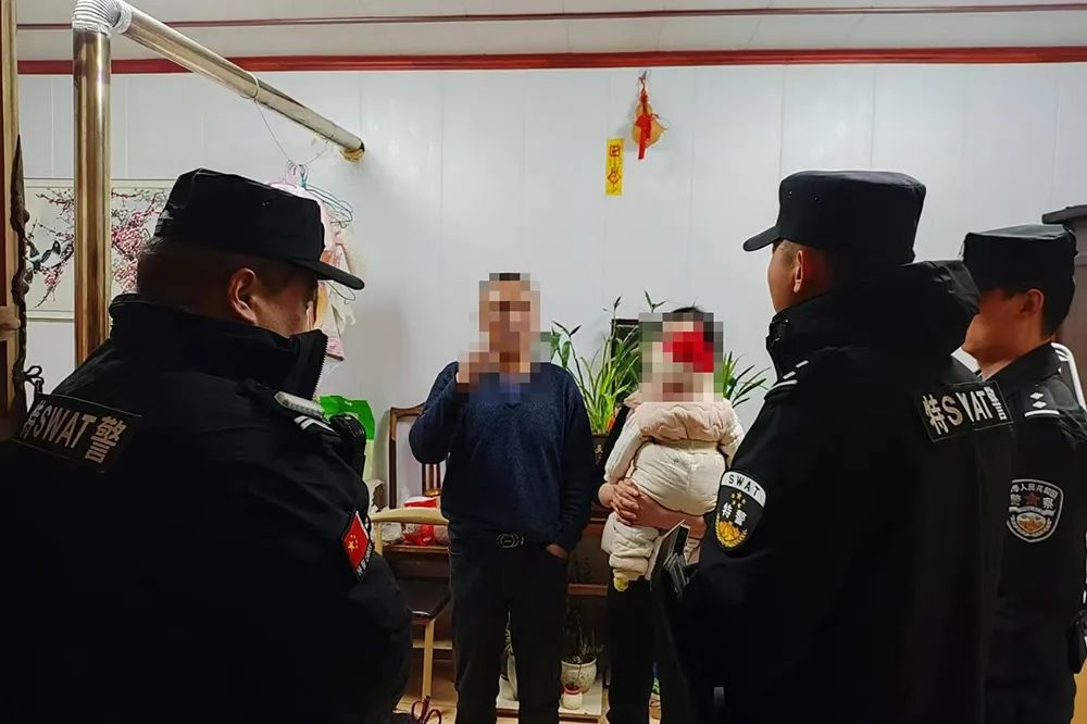 春节安全无忧!西和县特巡警大队如何让警灯闪烁、安全感倍增? 第4张 春节安全无忧!西和县特巡警大队如何让警灯闪烁、安全感倍增? 第4张