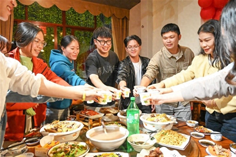 三亚传媒影视集团爱心年夜饭,为何让网格员和12345工作人员感动落泪? 第1张 三亚传媒影视集团爱心年夜饭,为何让网格员和12345工作人员感动落泪? 第1张