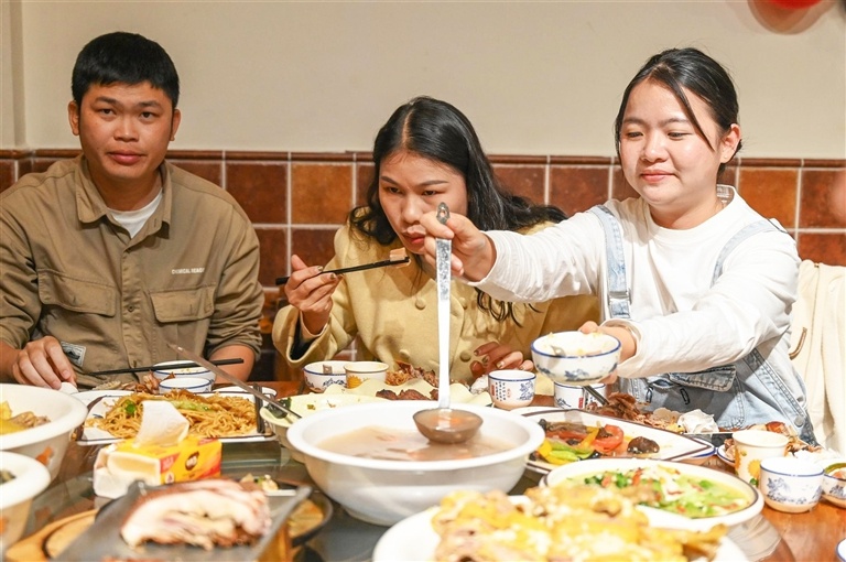 三亚传媒影视集团爱心年夜饭,为何让网格员和12345工作人员感动落泪? 第2张 三亚传媒影视集团爱心年夜饭,为何让网格员和12345工作人员感动落泪? 第2张