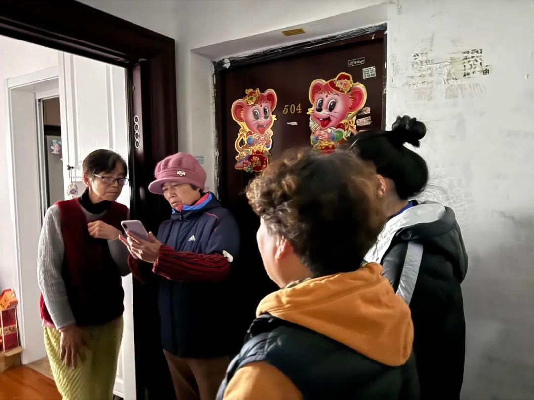 楼栋里的暖心故事：陈金凤如何成为邻里心中的‘团宠’？  第2张