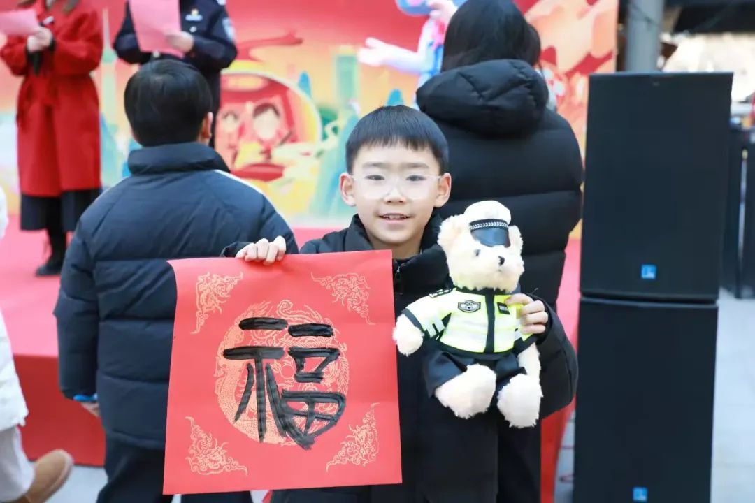 石家庄欢乐汇上演交通安全文化盛宴，你打卡了吗？平安春运，交警同行