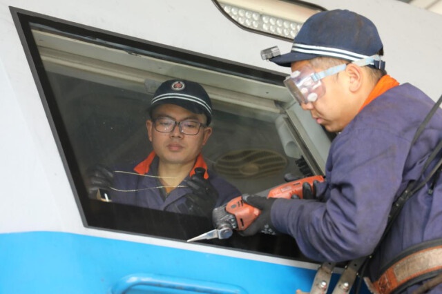 火车司机如何确保安全？揭秘机车医生为瞭望风挡玻璃进行‘眼科手术’的惊险过程  第2张