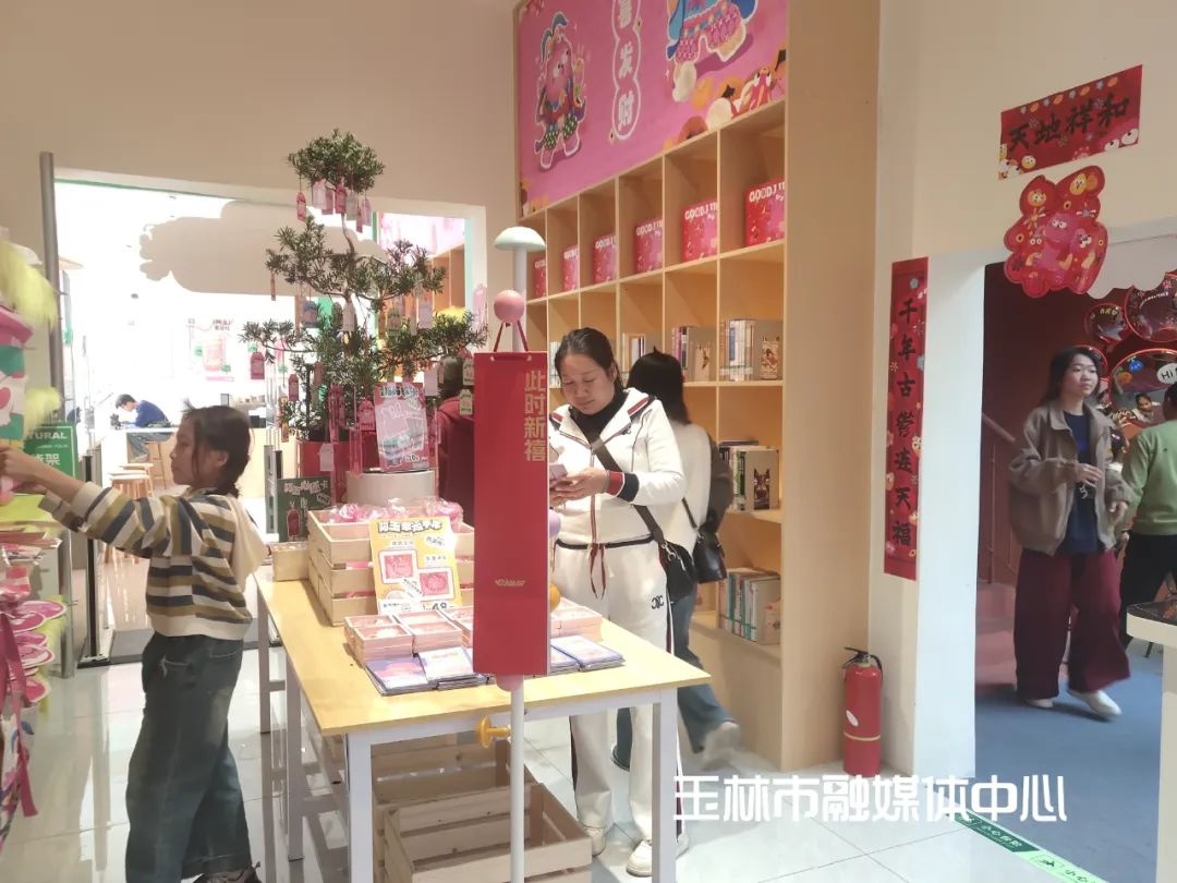 玉林十字街新地标！紫泉书屋为何成为年轻人的文化打卡圣地？  第2张