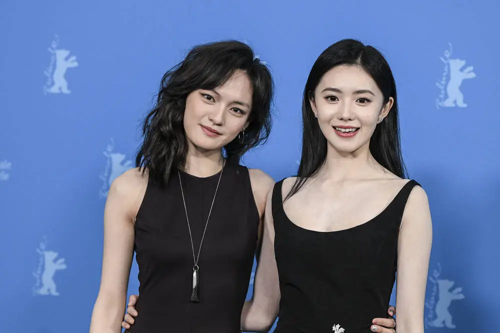 想飞的女孩震撼首映！文淇刘浩存姐妹情深，命运齿轮如何转动？