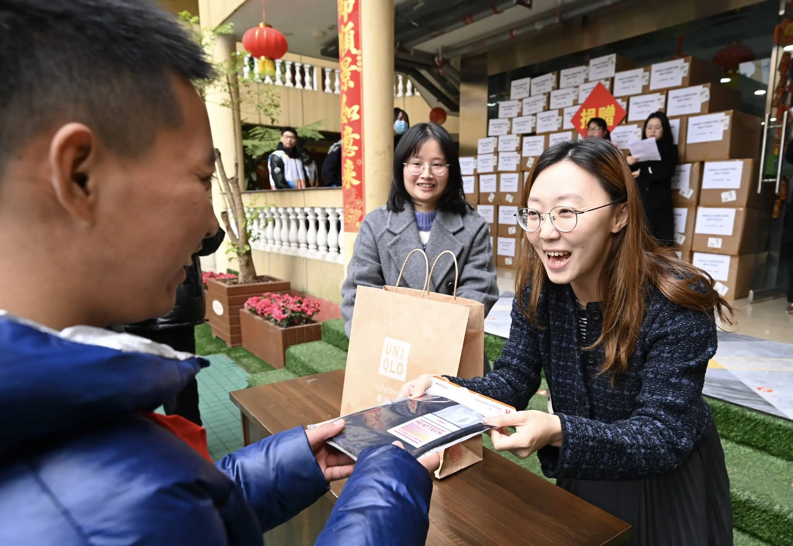 优衣库捐赠100万件保暖内衣，寒潮中谁是最需要温暖的人？  第2张