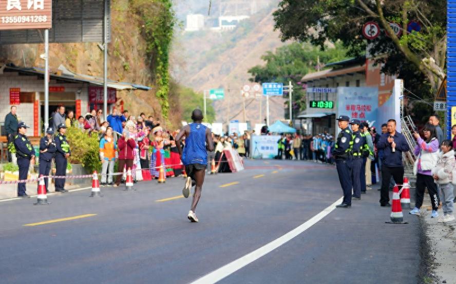 6000人共赴春日奔跑之约！盐边公安如何确保这场马拉松平安进行？  第1张