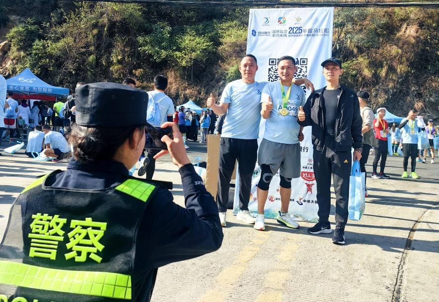 6000人共赴春日奔跑之约！盐边公安如何确保这场马拉松平安进行？  第2张