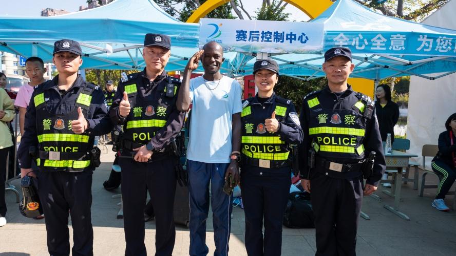 6000人共赴春日奔跑之约！盐边公安如何确保这场马拉松平安进行？  第4张