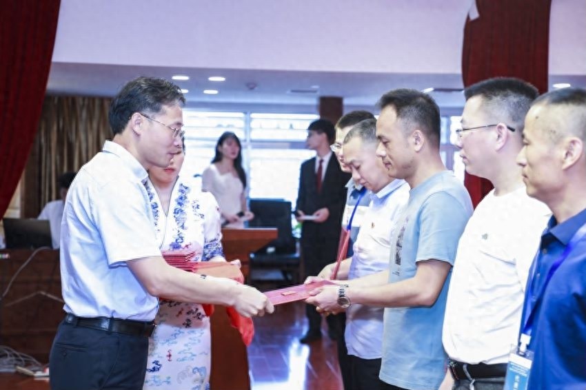 杨文豪：他是如何用多重身份奏响城步健康奋进之歌的？