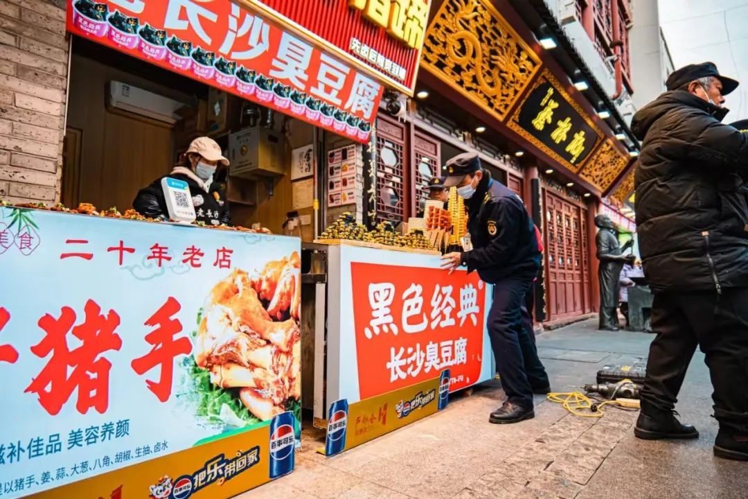 武汉户部巷新规：外摆经营如何助力经济复苏？商户与游客双赢的秘密揭晓  第3张