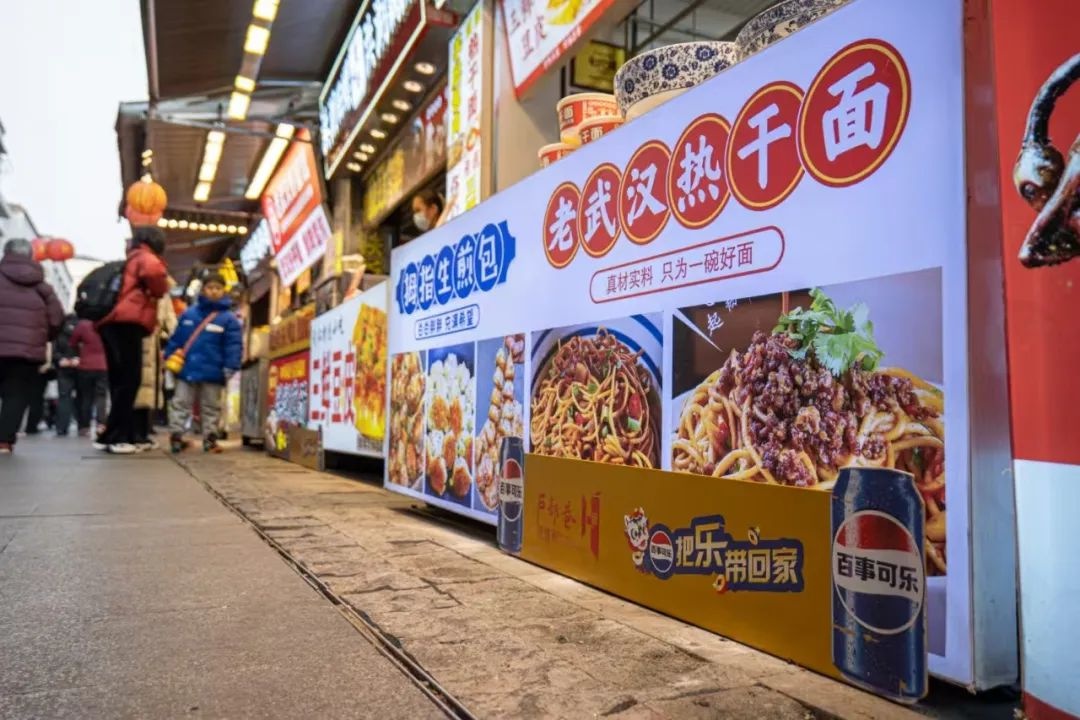 武汉户部巷新规：外摆经营如何助力经济复苏？商户与游客双赢的秘密揭晓  第5张