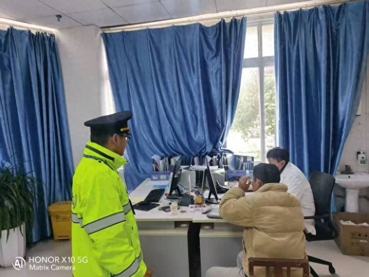 春运路上的守护者：他们用行动温暖了谁的心？  第1张