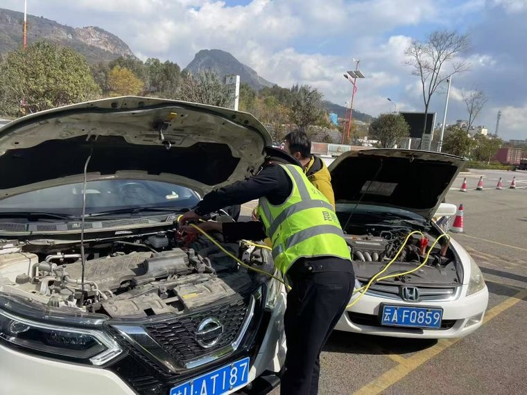 春运路上的守护者：他们用行动温暖了谁的心？  第3张