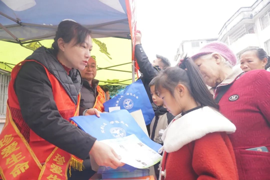 融水苗族自治县健康行动：如何通过三下乡活动提升农村居民的健康素养？  第3张