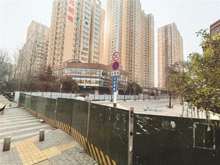 修好两月仍封路！市民出行受阻，何时才能畅通无阻？  第1张